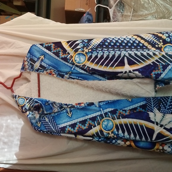 PONCHO, WRAP,  BLANKET SHAWL,  WARM  AND PRETTY. - Picture 1 of 6